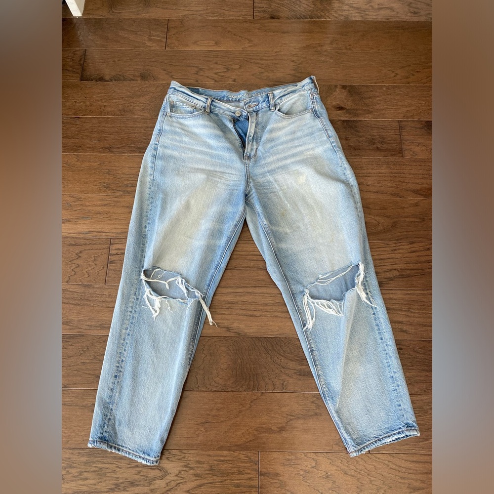 American Eagle relaxed mom jean, ripped